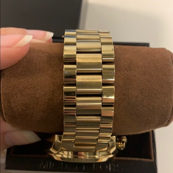 ❌SOLD ON Ⓜ️❌MICHAEL KORS Oversize Bradshaw Watch - Picture 3 of 6